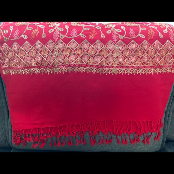 Indian clothing keep you warm during winter and you can wear  with a dress - Picture 6 of 6